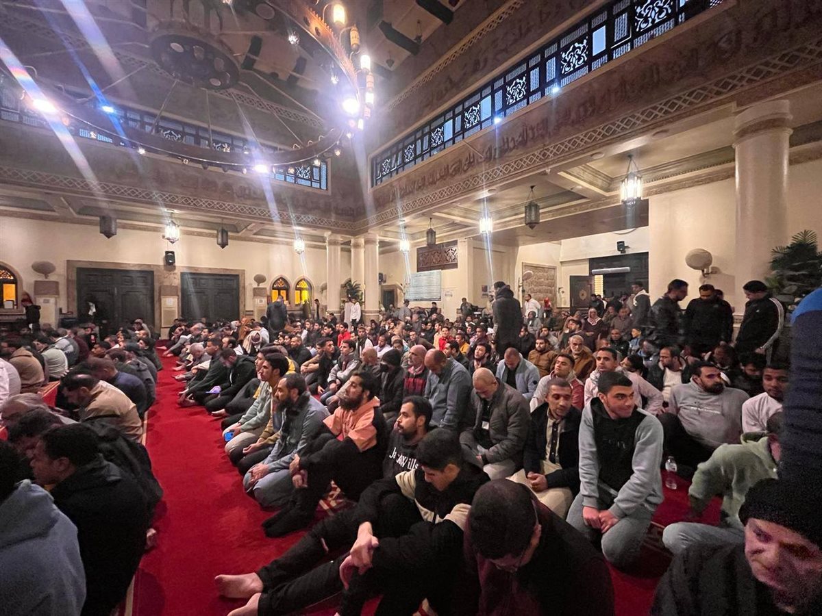 تجمع المصلين بالمسجد الكبير ببني سويف