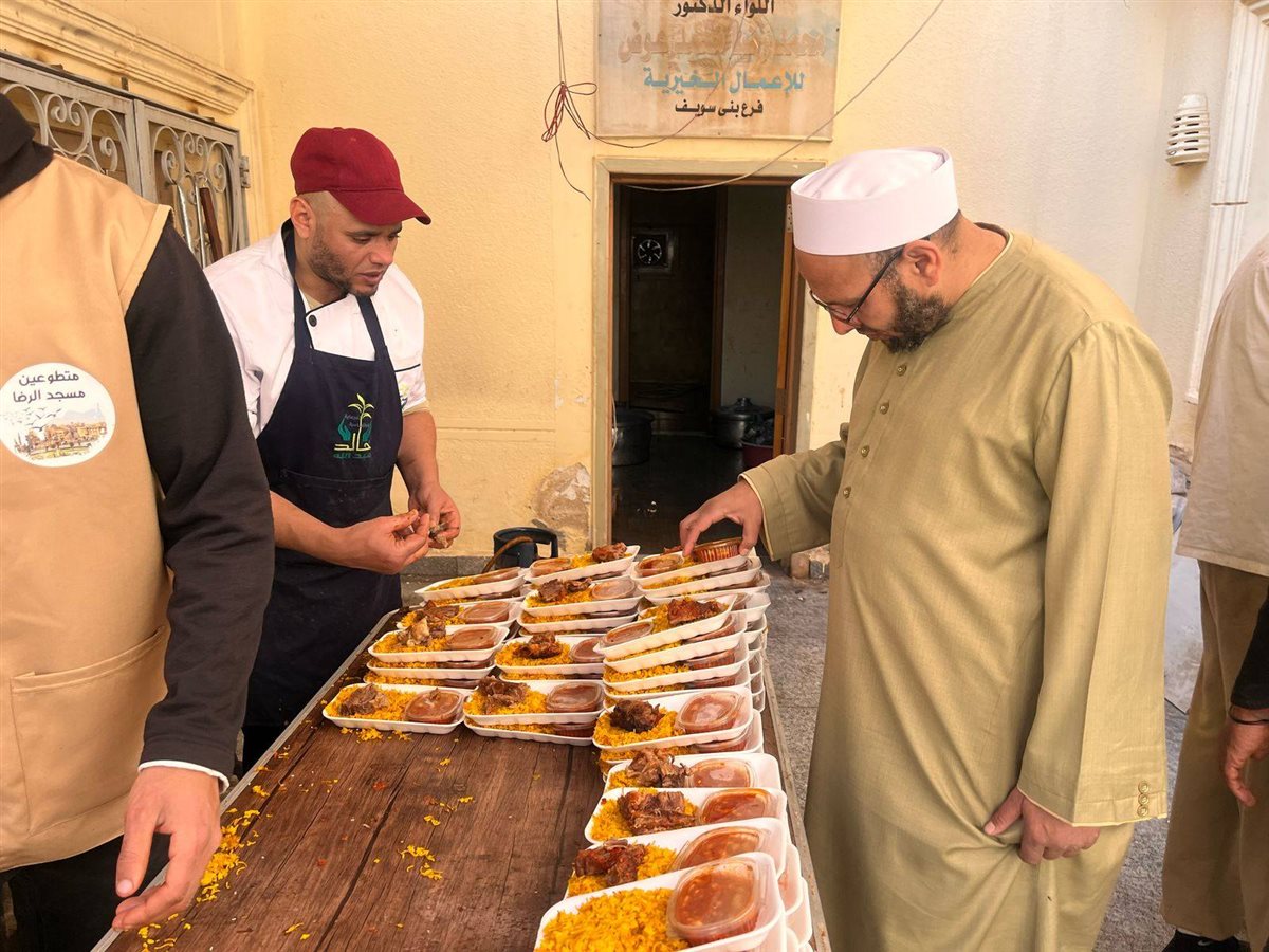 تجهيز وجبات الإفطار بالمسجد الكبير ببني سويف