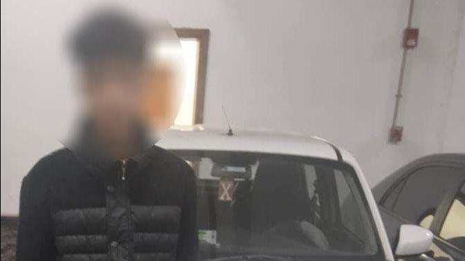 فيديو يرصد مستقلى سيارة بإلقاء أكياس مياه على المارة بمدينة نصر.. والامن يكشف التفاصيل