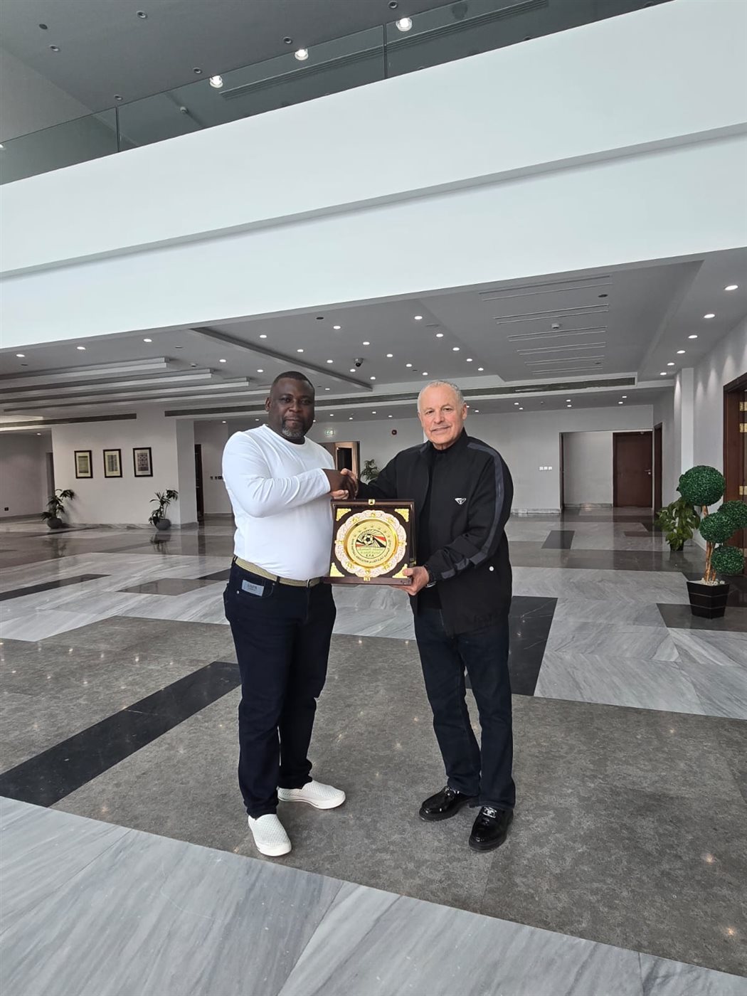 أبو ريدة يهدي درع اتحاد الكرة لرئيس الاتحاد المالاوي، فيتو