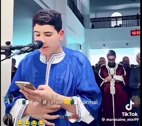 لايف المحمول يكشف شاب يؤم المصليين، فيتو