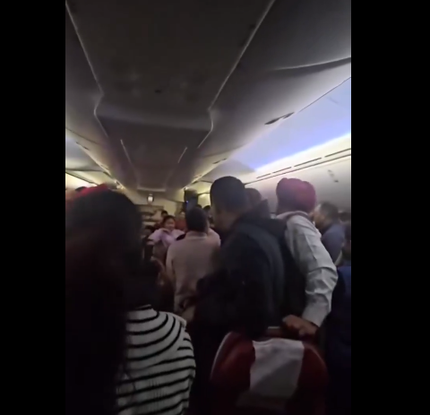 حالة الارتباك تسيطر على ركاب الطائرة الهندية، فيتو