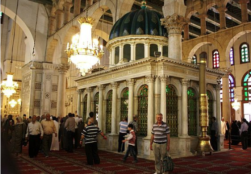 أعمدة الشموع قبل هدمها بالمسجد الأموي، فيتو