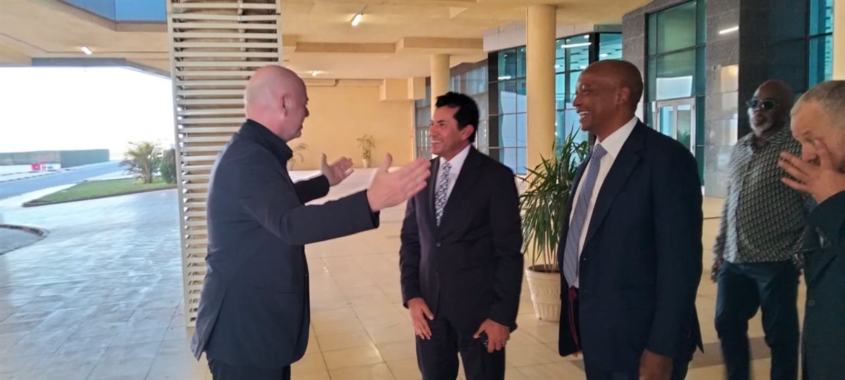 لحضور عمومية الكاف، وزير الشباب والرياضة يستقبل رئيس الفيفا