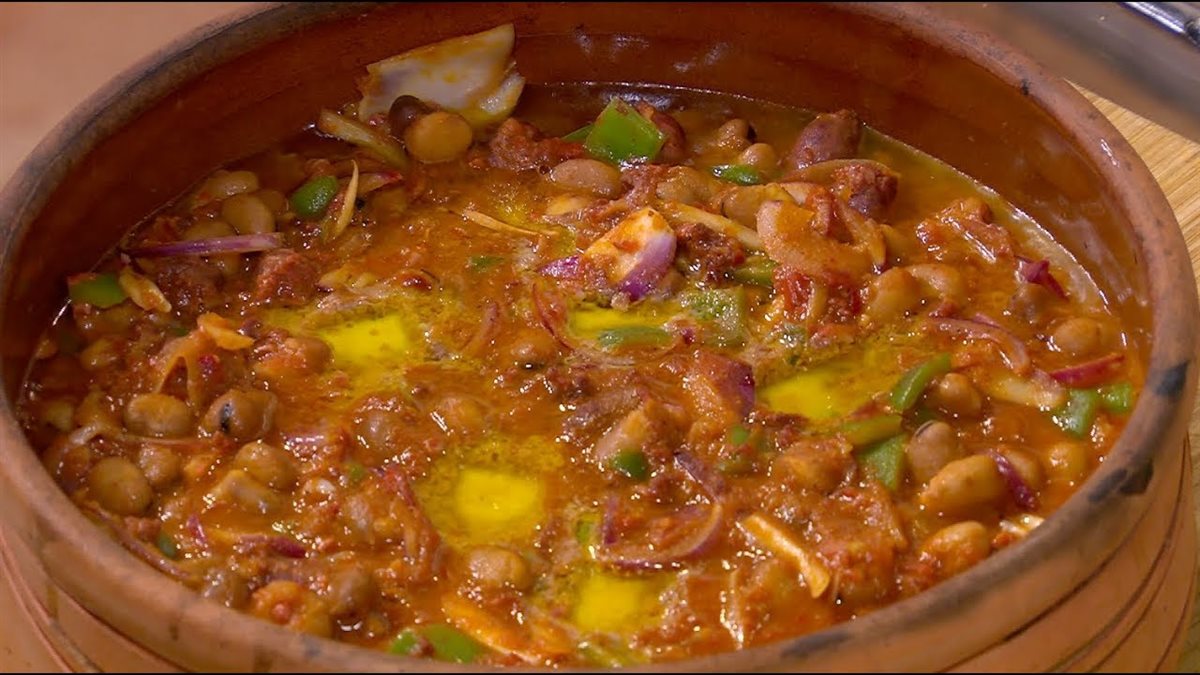 طريقة عمل الفول بالسجق 