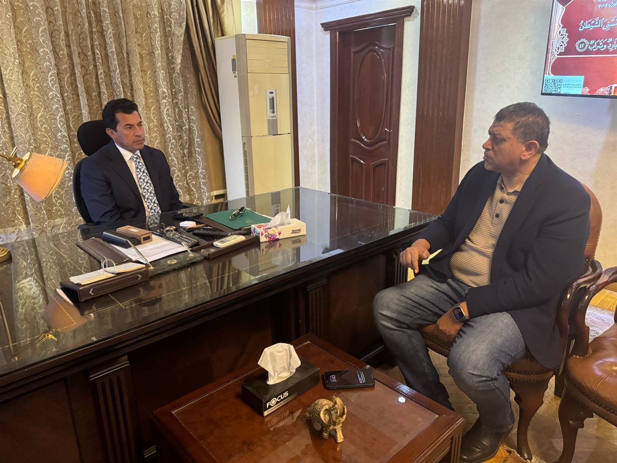 أشرف صبحي يبحث مع رئيس اتحاد كرة اليد خطط تطوير اللعبة وإعداد المنتخبات