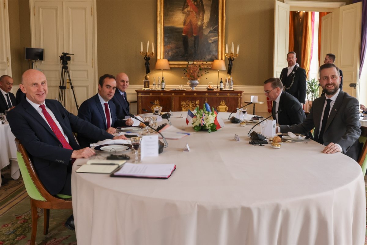 اجتماع وزراء دفاع الدول الأوروبية، فيتو