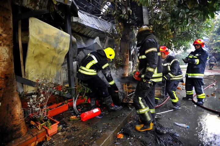 أعمال التبريد لمنع تجدد اشتعال النيران فى معامل وزارة الصحة