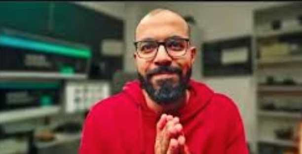 المهندس أحمد أبو زيد في إحدى حلقاته على اليوتيوب، فيتو
