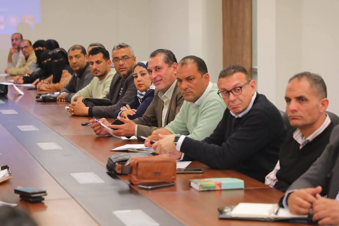 محافظ دمياط يجتمع لمناقشة آليات تطبيق أداة الإدارة الذكية للمخلفات