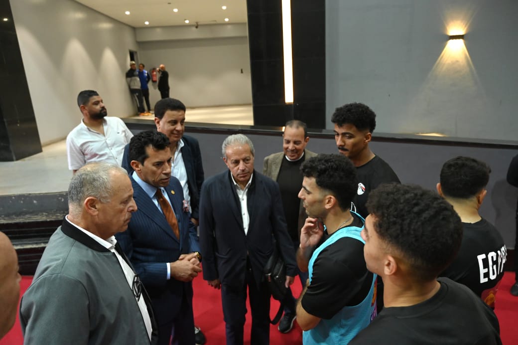وزير الرياضة مع لاعبي المنتخب الأولمبي