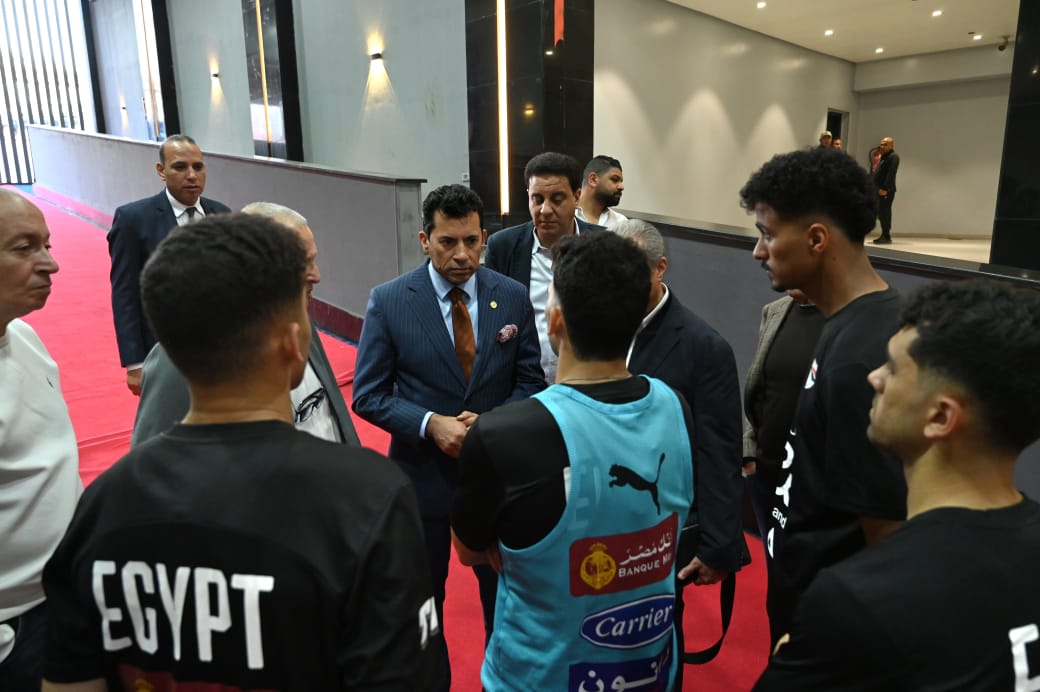 وزير الرياضة مع لاعبي المنتخب الأولمبي