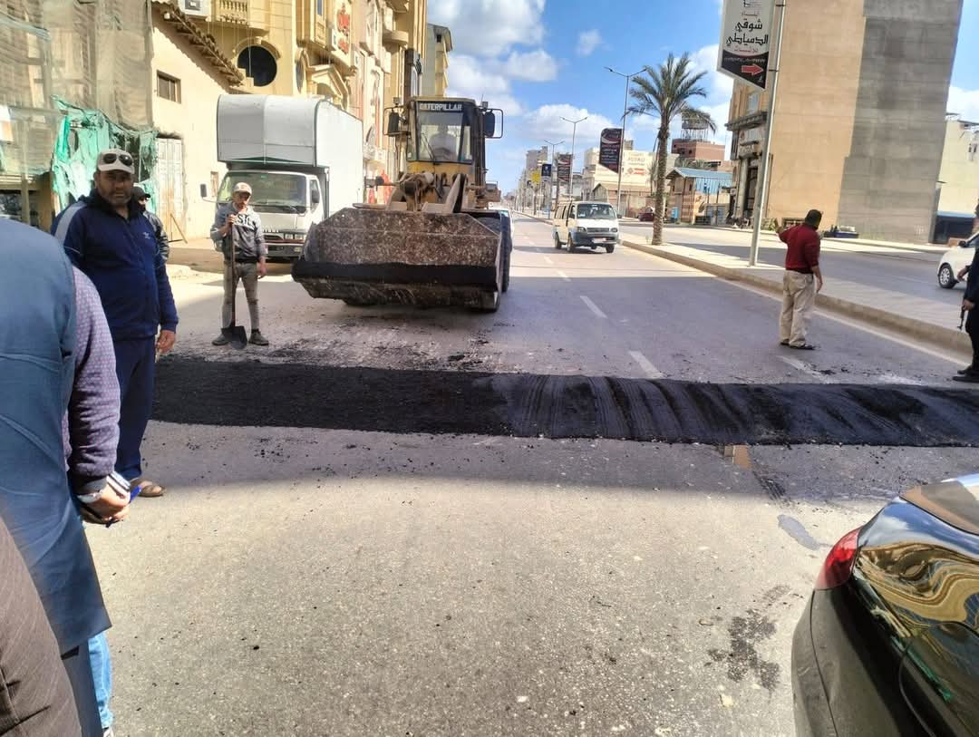 محافظ دمياط يتابع أعمال المطبات الصناعية