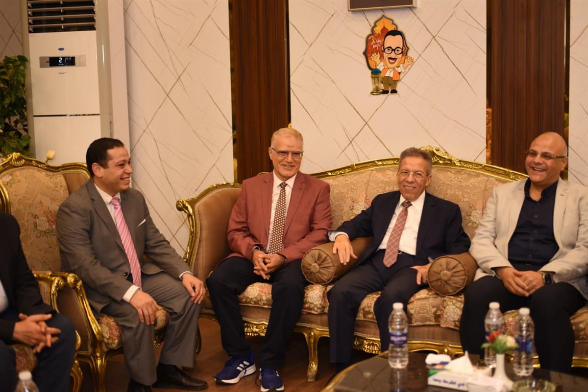 محافظ القليوبية خلال اللقاء مع نقابة الاطباء،فيتو