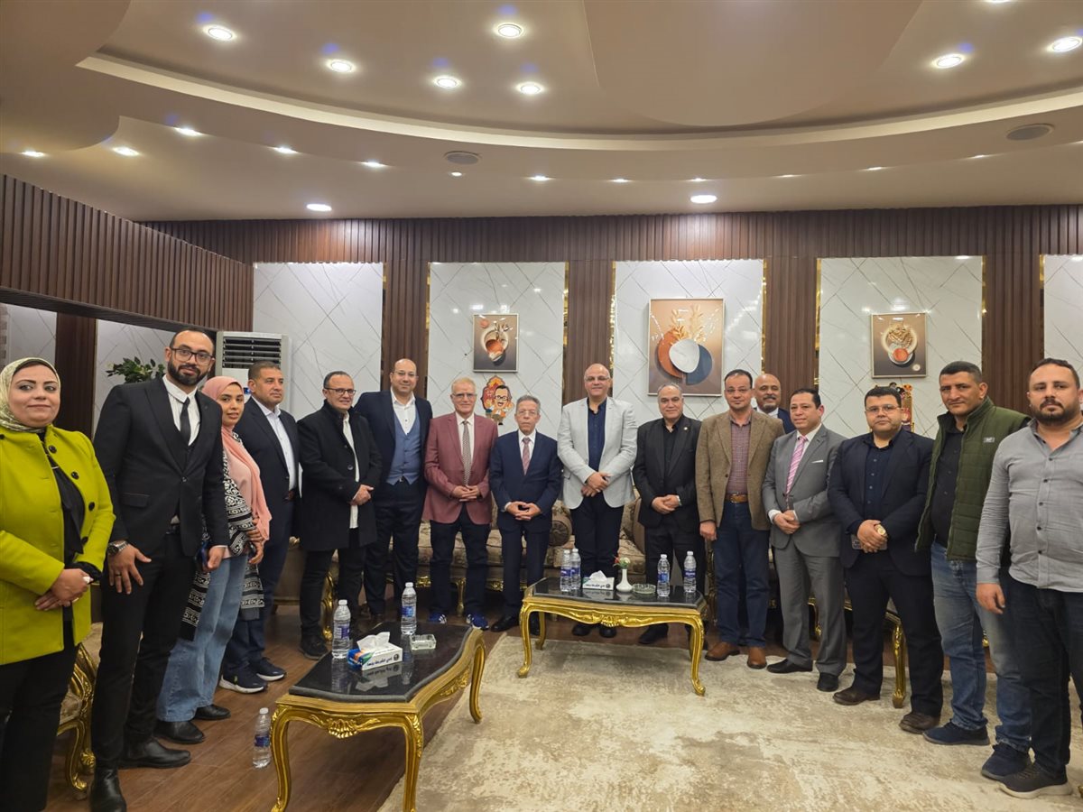 محافظ القليوبية خلال اللقاء مع نقابة الاطباء،فيتو