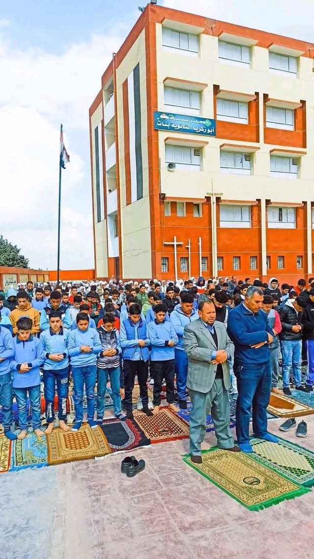 طلاب مدرسة يؤدون صلاة الظهر جماعة، فيتو