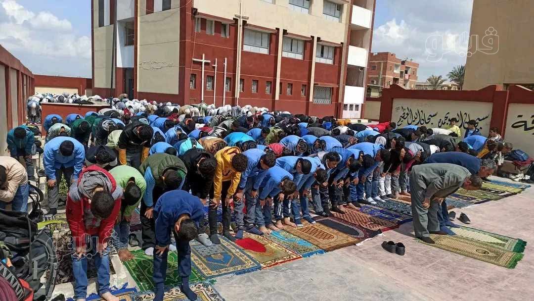 طلاب مدرسة يؤدون صلاة الظهر جماعة، فيتو٣