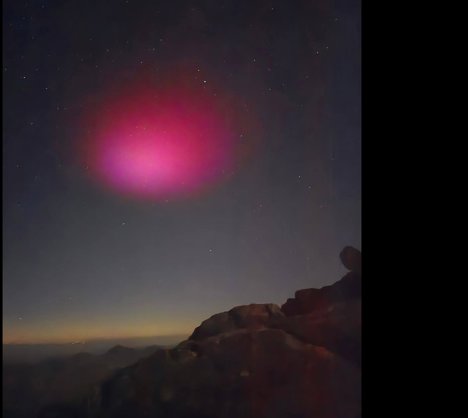 سحابة حمراء تظهر فوق جبل موسي في صلاة الفجر، فيتو