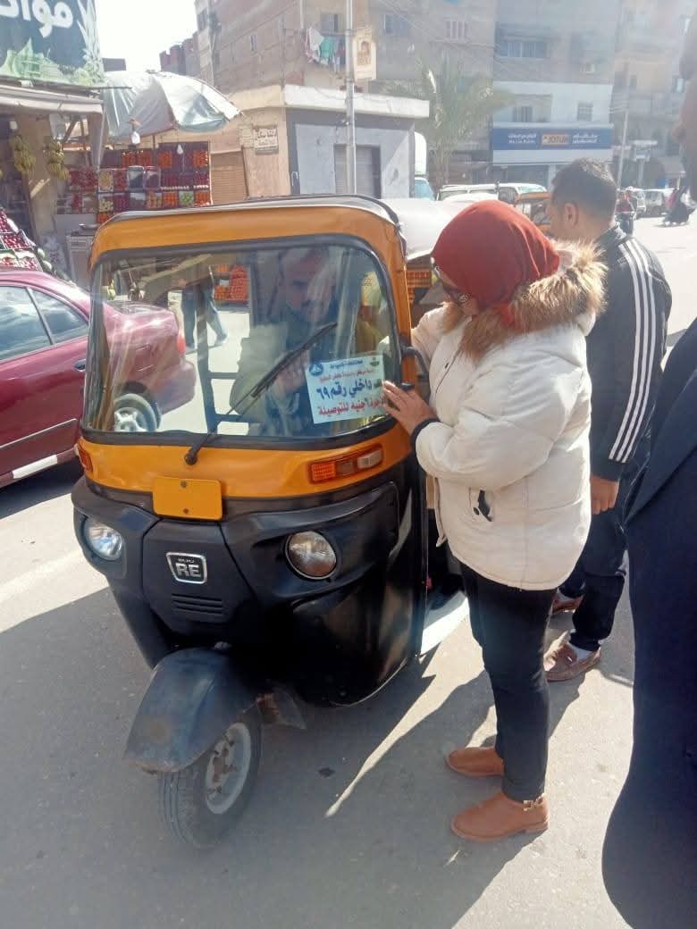 وضع ملصقات بالتسعيرة الجديدة علي التوكتوك في كفر البطيخ