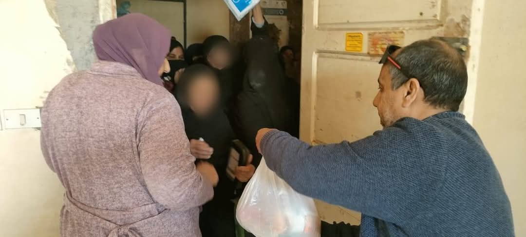 جانب من توزيع المساعدات، فيتو