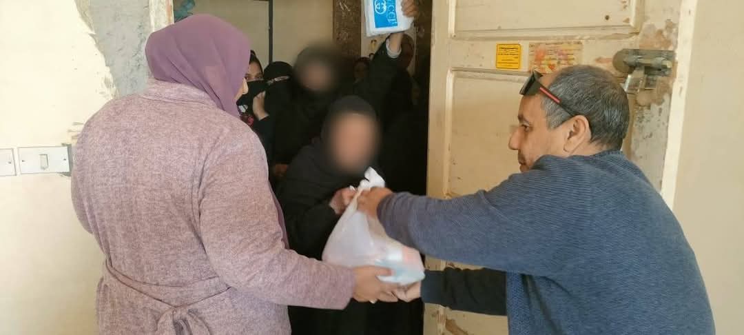 جانب من توزيع المساعدات، فيتو