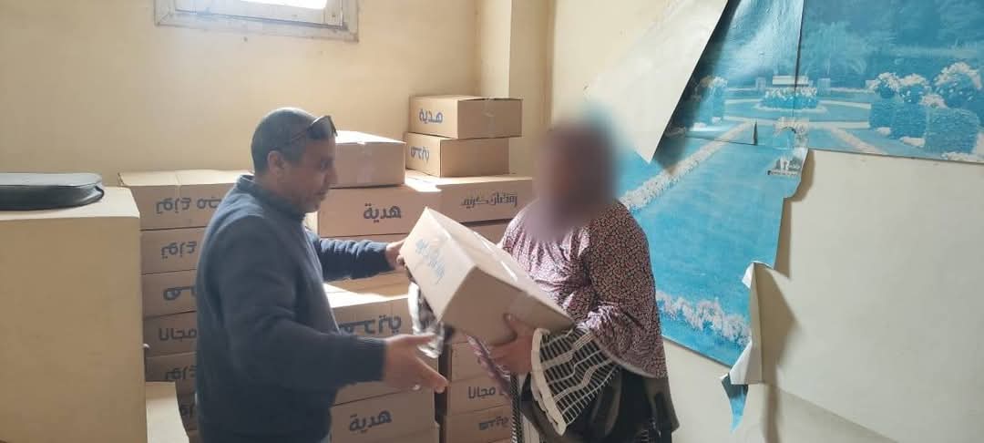 جانب من توزيع المساعدات، فيتو