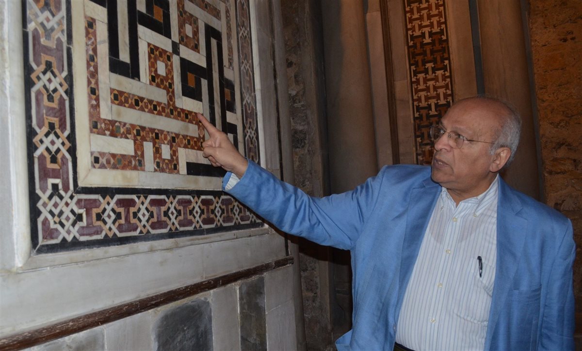 الغيطانى يتفقد أحد المساجد الاثرية