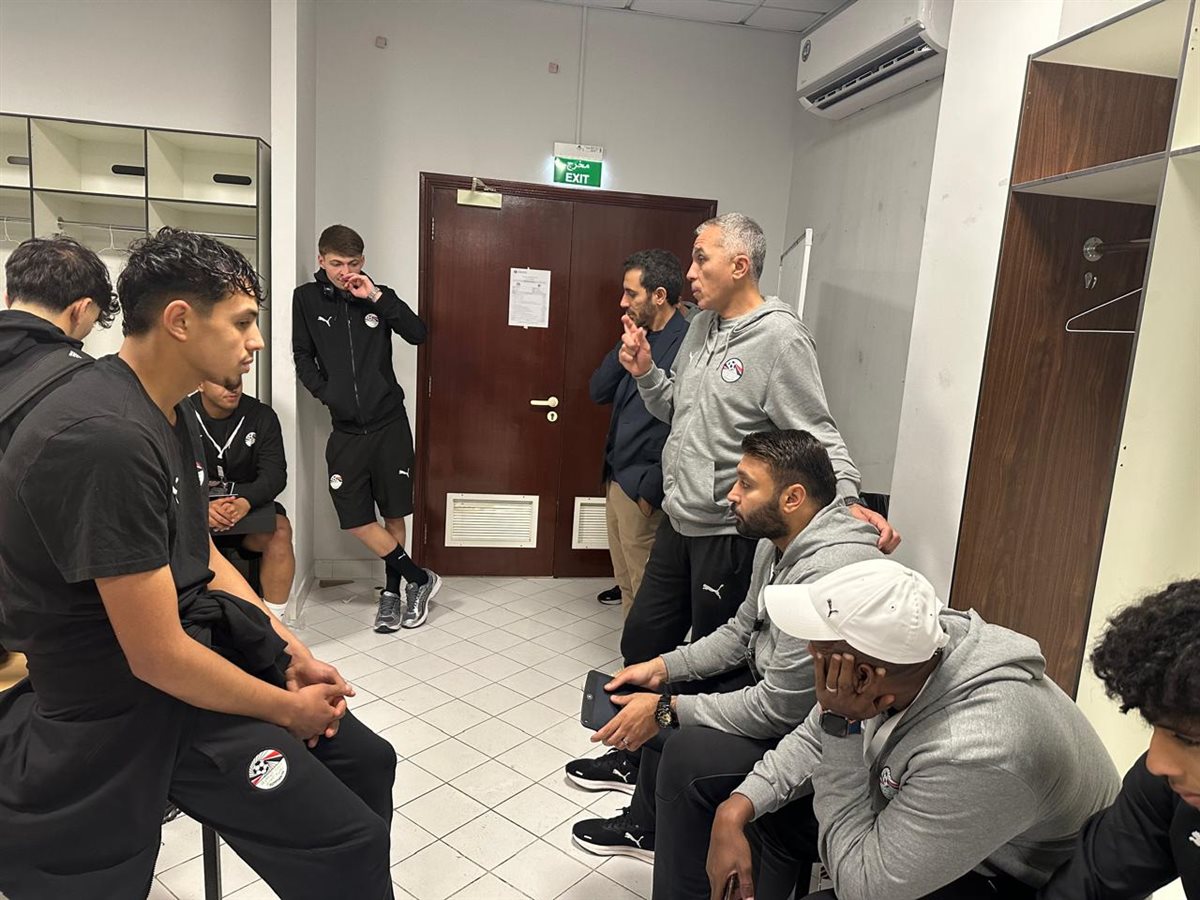 أسامة نبيه مع لاعبي منتخب الشباب، فيتو