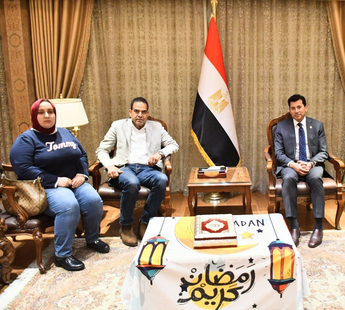 وزير الشباب والرياضة يستقبل أسرة لاعب الإسكواش محمد زكريا