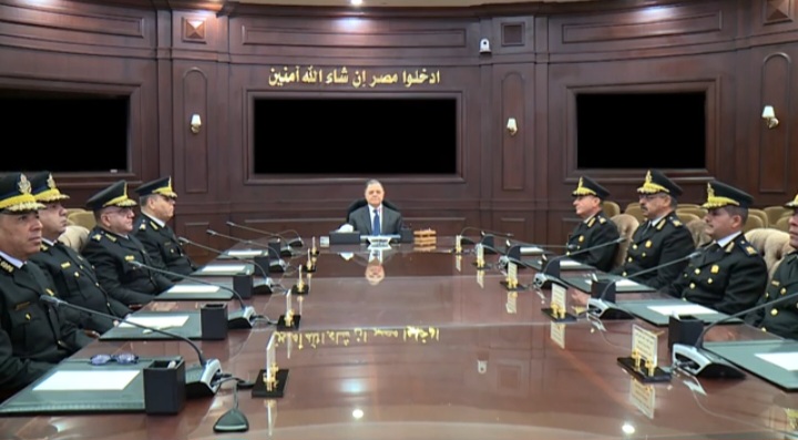 وزير الداخلية يعقد اجتماعا مع مساعديه لمراجعة خطة تأمين عيد الفطر المبارك