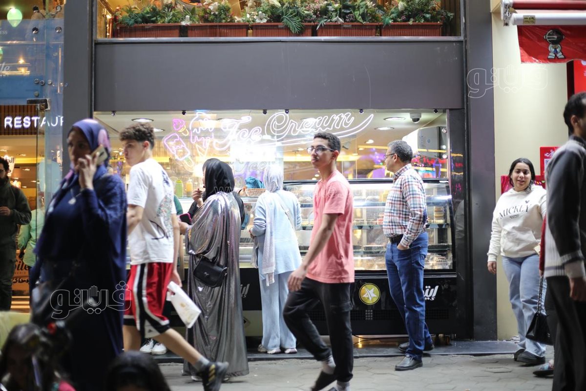 إقبال على محلات ألعاب الأطفال في حدائق المعادي بليلة عيد الفطر (9)