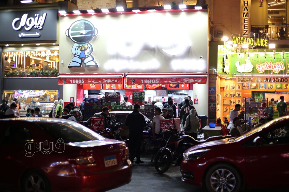 إقبال على محلات ألعاب الأطفال في حدائق المعادي بليلة عيد الفطر (10)