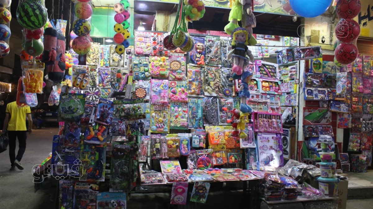 إقبال على محلات ألعاب الأطفال في حدائق المعادي بليلة عيد الفطر (11)