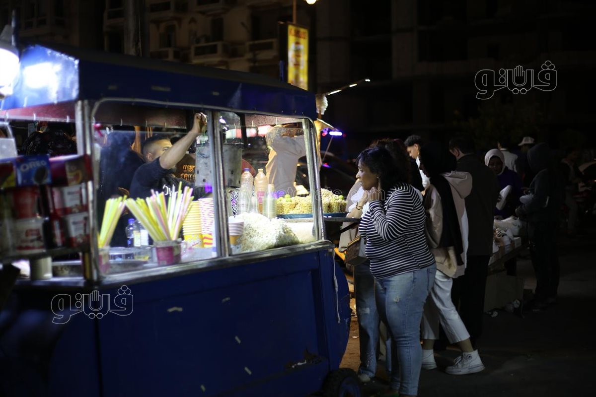 إقبال على محلات ألعاب الأطفال في حدائق المعادي بليلة عيد الفطر (13)