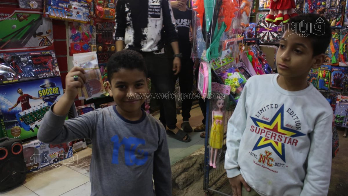 إقبال على محلات ألعاب الأطفال في حدائق المعادي بليلة عيد الفطر (15)