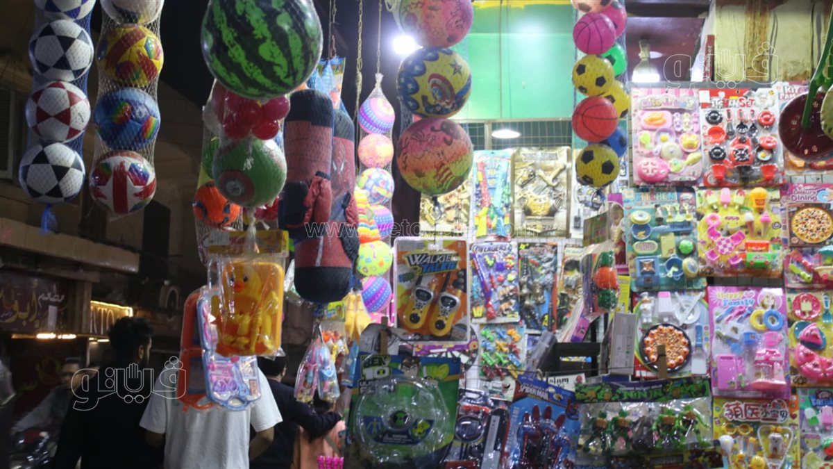 إقبال على محلات ألعاب الأطفال في حدائق المعادي بليلة عيد الفطر (16)