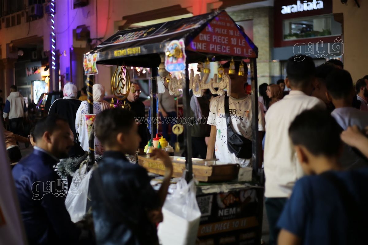 إقبال على محلات ألعاب الأطفال في حدائق المعادي بليلة عيد الفطر (17)