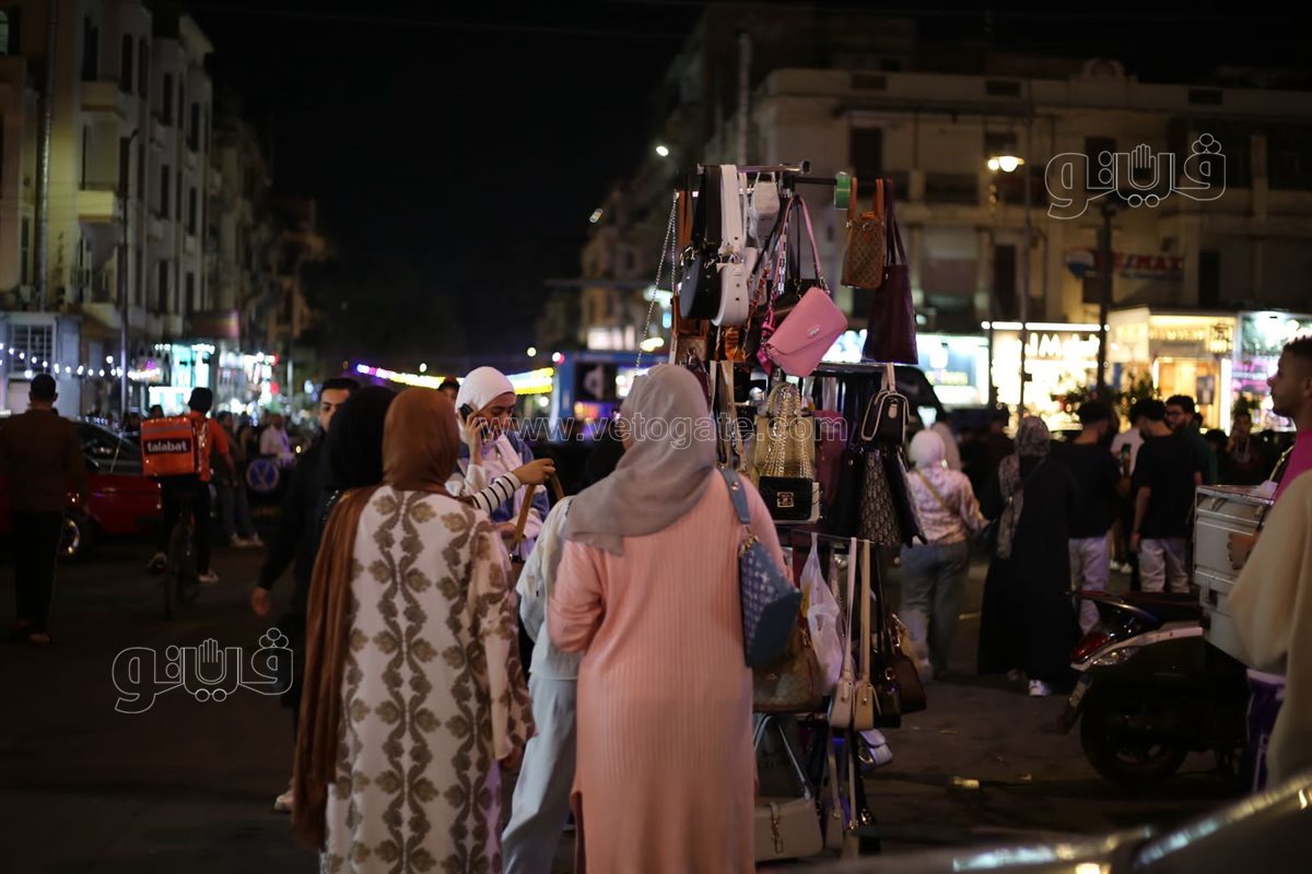 إقبال على محلات ألعاب الأطفال في حدائق المعادي بليلة عيد الفطر (18)