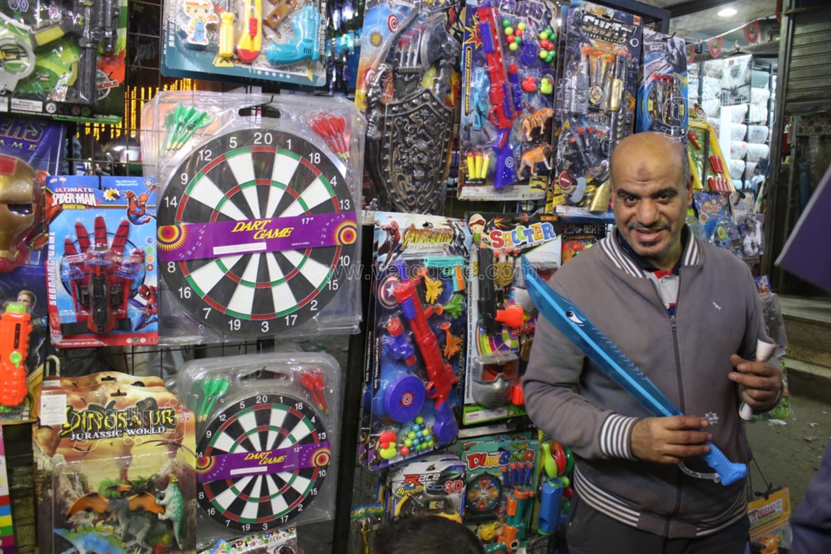 إقبال على محلات ألعاب الأطفال في حدائق المعادي بليلة عيد الفطر (19)