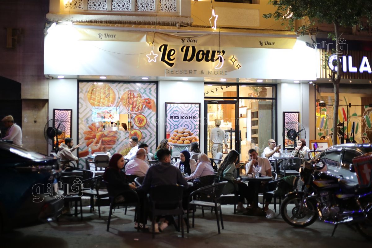 إقبال على محلات ألعاب الأطفال في حدائق المعادي بليلة عيد الفطر (25)