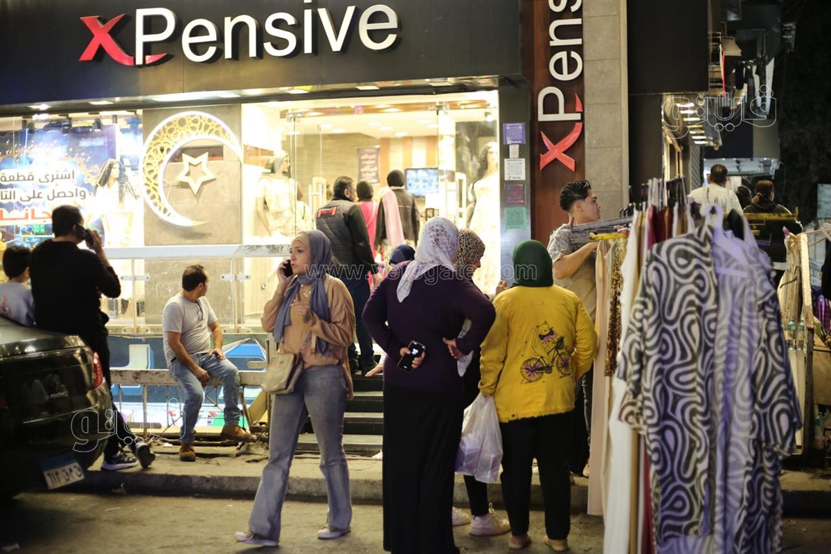 إقبال على محلات ألعاب الأطفال في حدائق المعادي بليلة عيد الفطر (26)