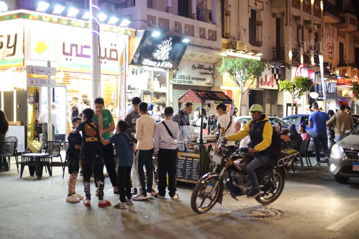 إقبال على محلات ألعاب الأطفال في حدائق المعادي بليلة عيد الفطر (27)