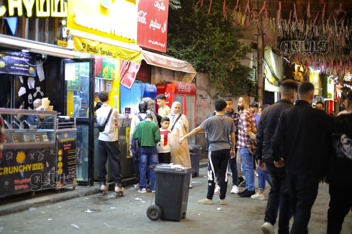 إقبال على محلات ألعاب الأطفال في حدائق المعادي بليلة عيد الفطر (29)