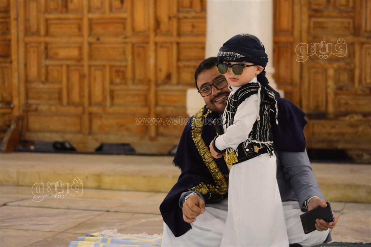 طفل يمني يخطف الأنظار في صلاة العيد بعمرو بن العاص (1)