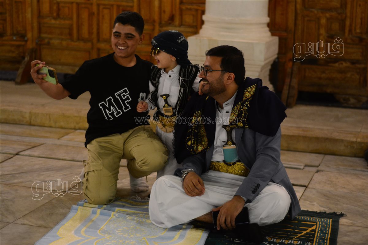 طفل يمني يخطف الأنظار في صلاة العيد بعمرو بن العاص (2)