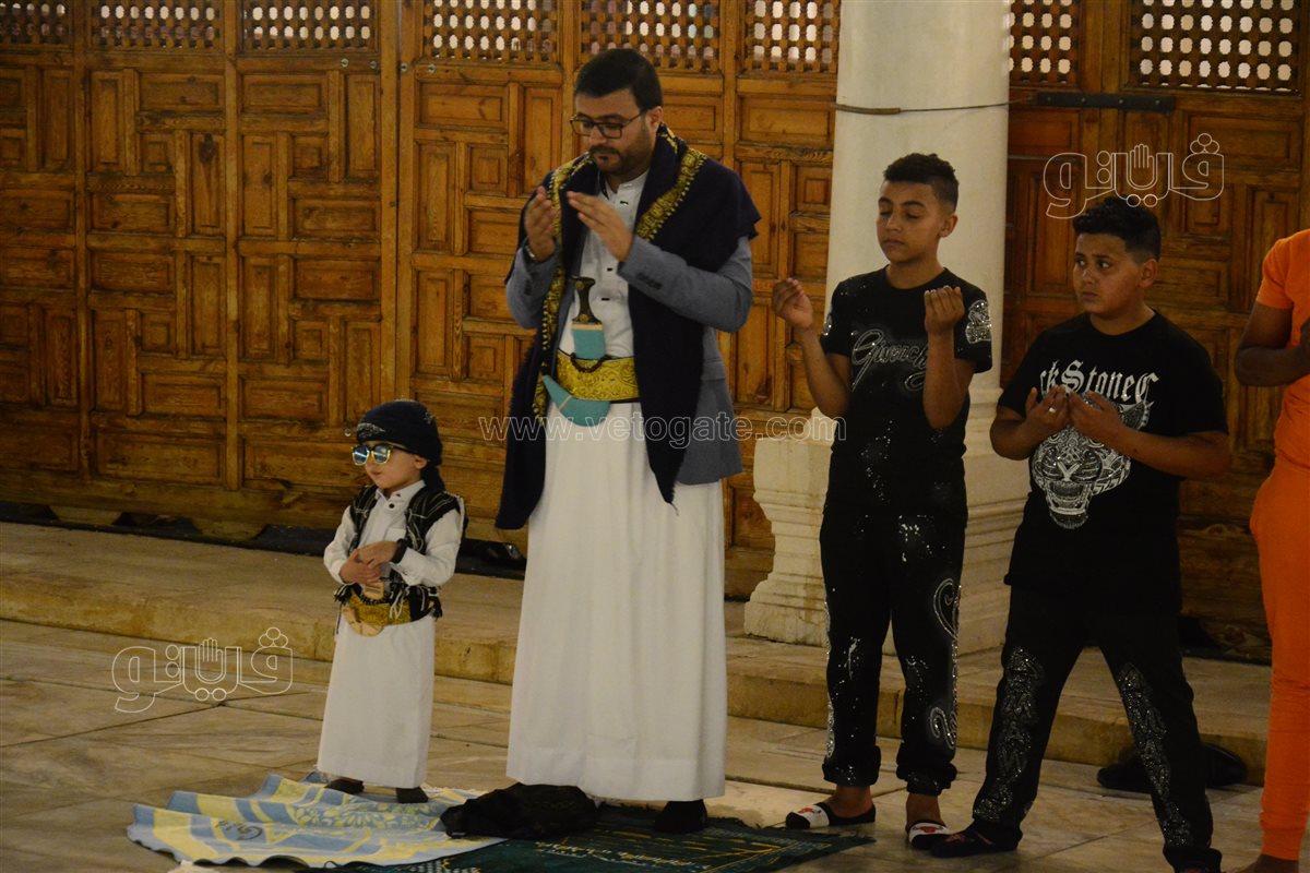 طفل يمني يخطف الأنظار في صلاة العيد بعمرو بن العاص (3)