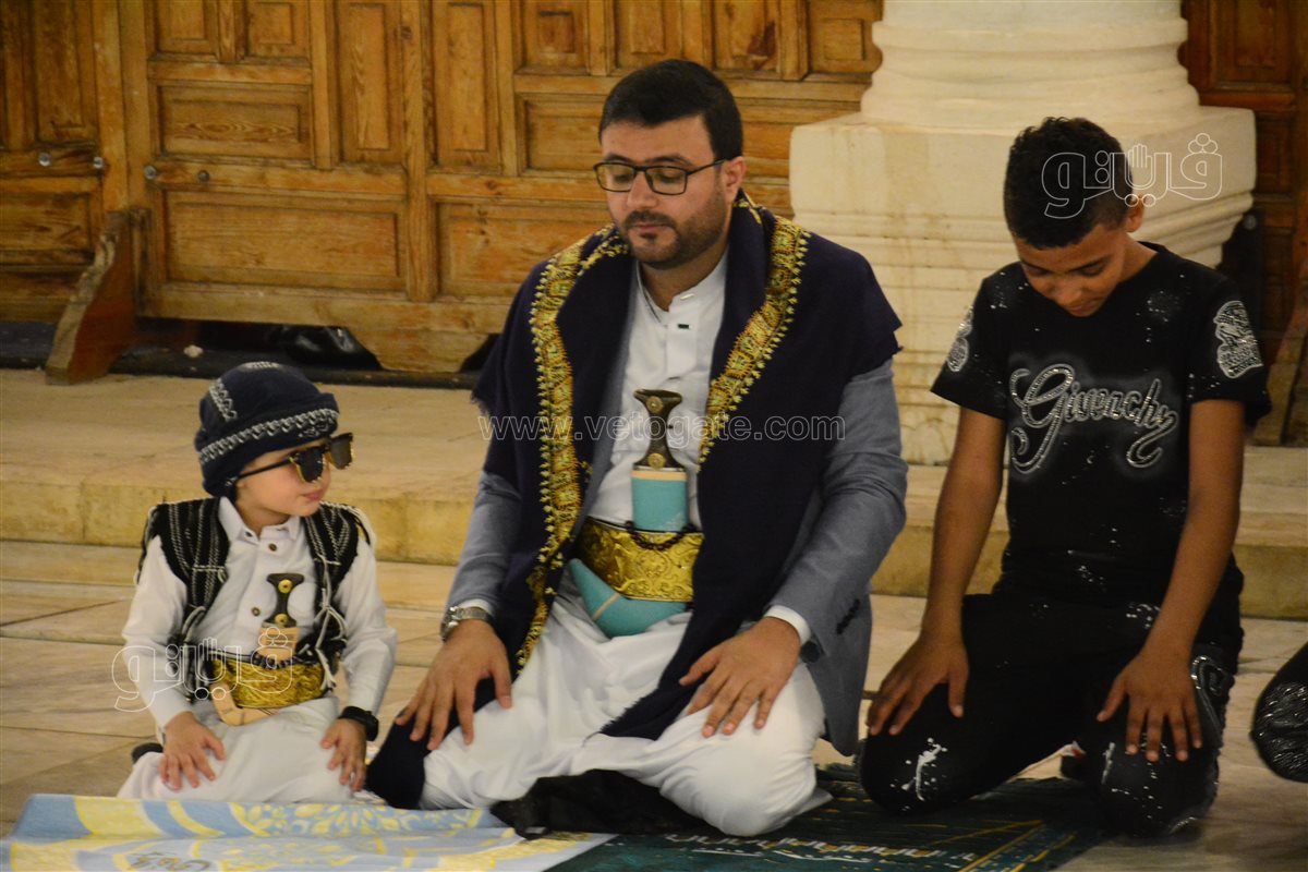 طفل يمني يخطف الأنظار في صلاة العيد بعمرو بن العاص (4)