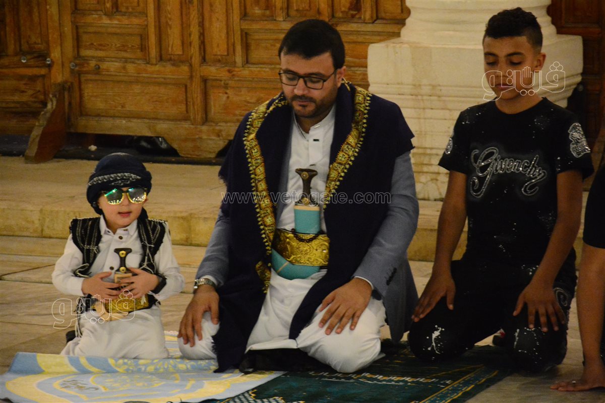 طفل يمني يخطف الأنظار في صلاة العيد بعمرو بن العاص (5)