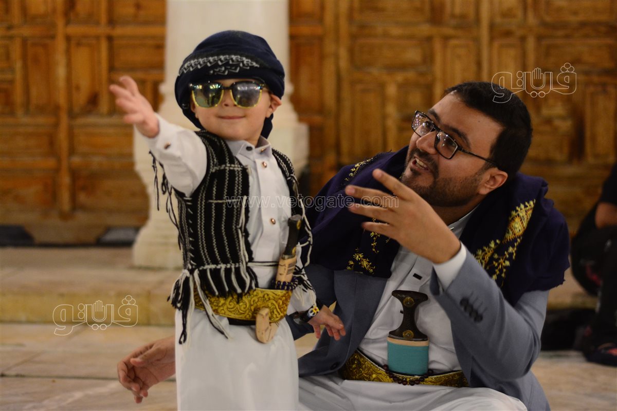 طفل يمني يخطف الأنظار في صلاة العيد بعمرو بن العاص (6)