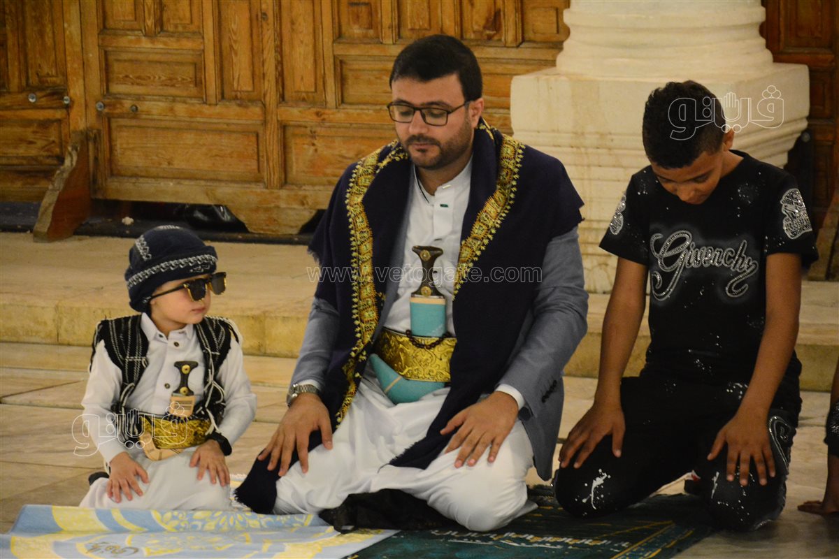 طفل يمني يخطف الأنظار في صلاة العيد بعمرو بن العاص (7)
